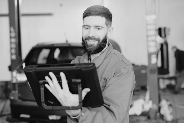 Mecânico fazendo diagnóstico computadorizado com tablet