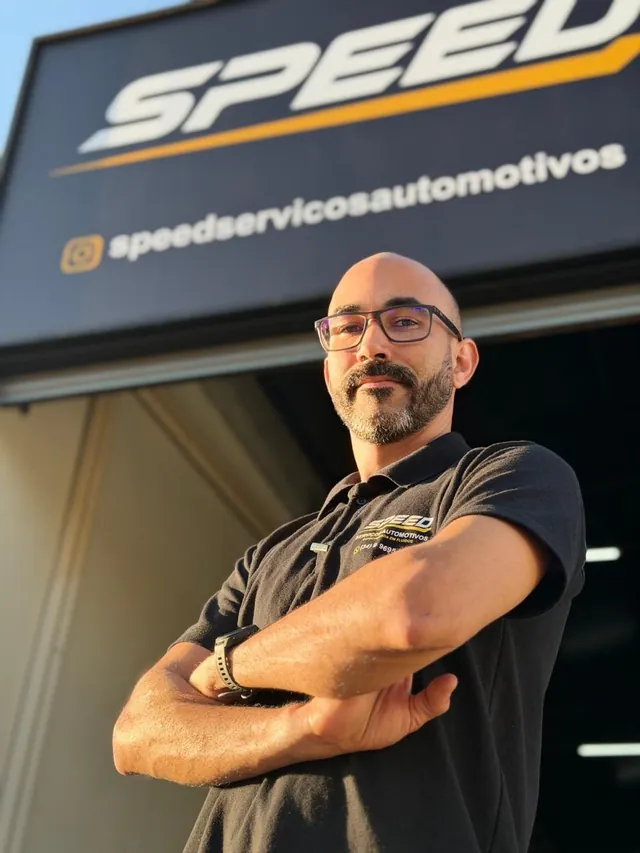 Profissional da Speed em frente à oficina
